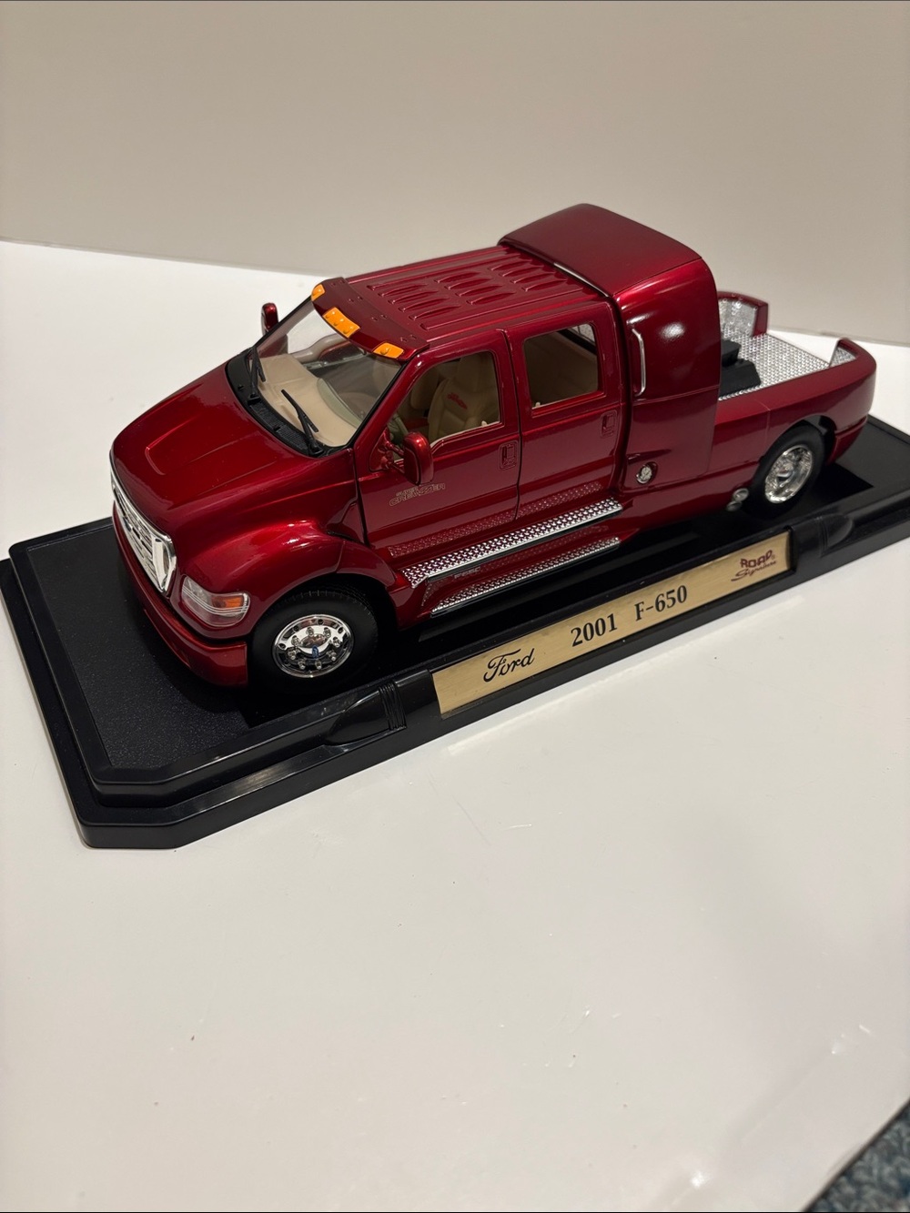 Road Signature Ford F-650 truck, 1/24 scale.